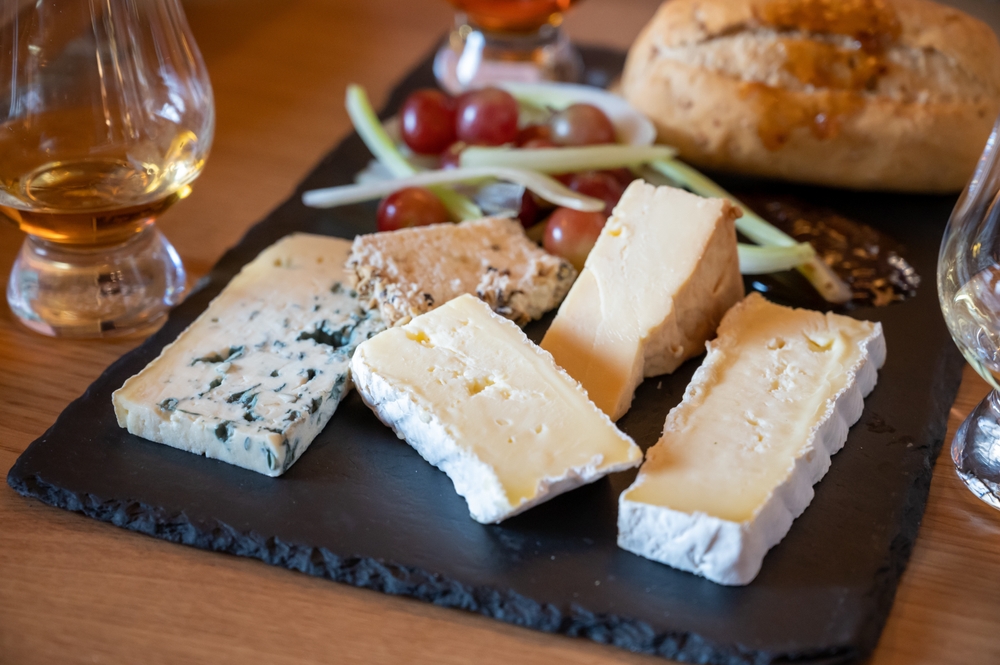 Pairing of scotch whiskies and artisinal cheeses