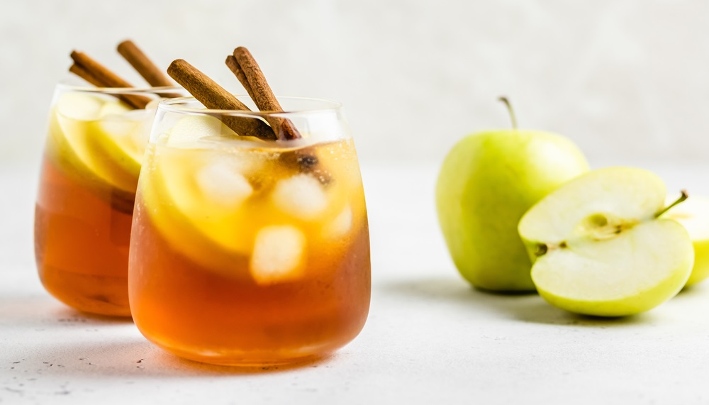 Apple cinnamon iced tea in glasses