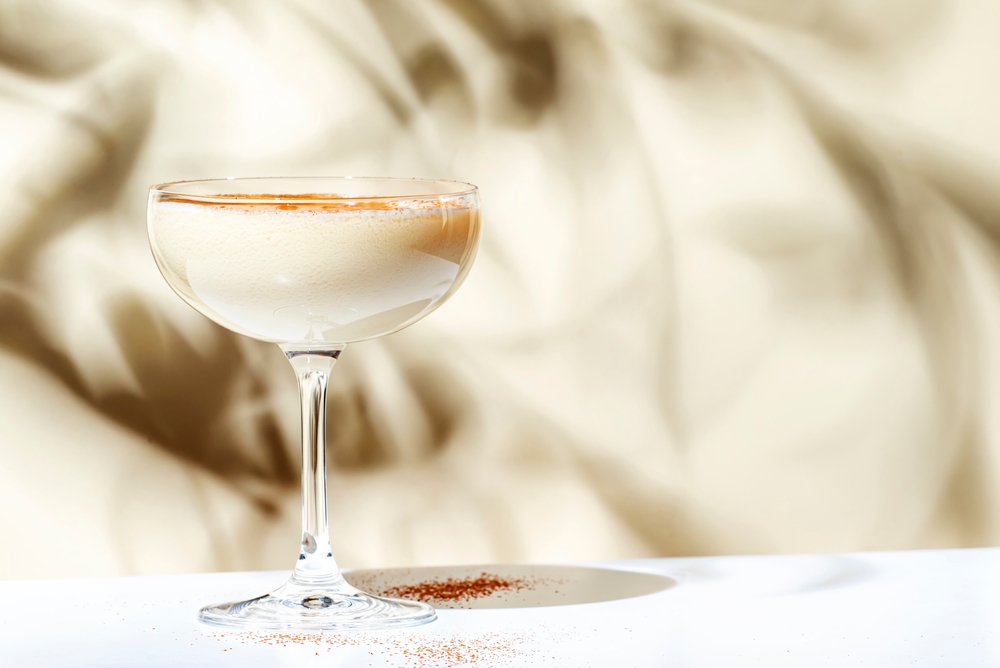 Creamy RTD cocktail with cognac, nutmeg and ice