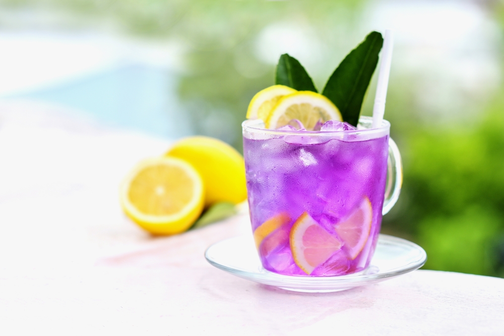 Low-sugar and zero-calorie beverages - Iced butterfly pea drink