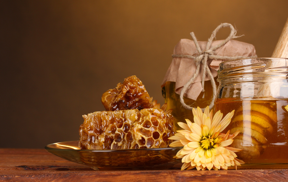 Clean label Jars of honey,honeycombs and wooden drizzler